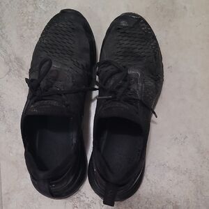 Sleek Black Athletic Shoes with Breathable Mesh and Cushioned Sole